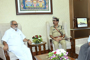 New appointed D.G. of Police, Odisha Shri Abhaya paid a courtesy call to Hon'ble Governor Prof Ganeshi Lal in Lok Bhavan on 12.12.2019. Hon’ble Governor advised DG to prioritise to prevent crimes against women and that of drug use among youths.