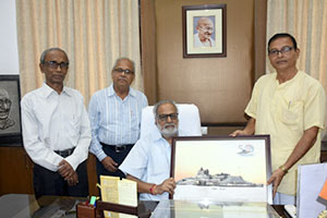 Mahendra Singh, Pranta Sampark Pramukh,Anil Kumar Kar, Pranta Pramukh,and Prof. Gopendra Kishore Roy , Bhubaneswar Nagar Pramukh called on Hon'ble Governor Prof. Ganeshi Lal as part of nation-wide contact programme on the occasion of 50th year of Vivekananda Shila Smaraki at Kanyakumari, today at Lok Bhavan on 21.09.2019.