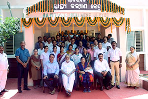 Hon'ble First Lady Smt. Sushila Devi cutting the ribbon in the presence of Hon'ble Governor Prof. Ganeshi Lal and Principal Secretary to Governor Shri Madhu Sudan Padhi on the inauguration of new building of Lok Bhavan Wellness Centre on 9.8.2019.